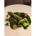 Asperges vertes, araignée condimentée, ail des ours, crème fumée